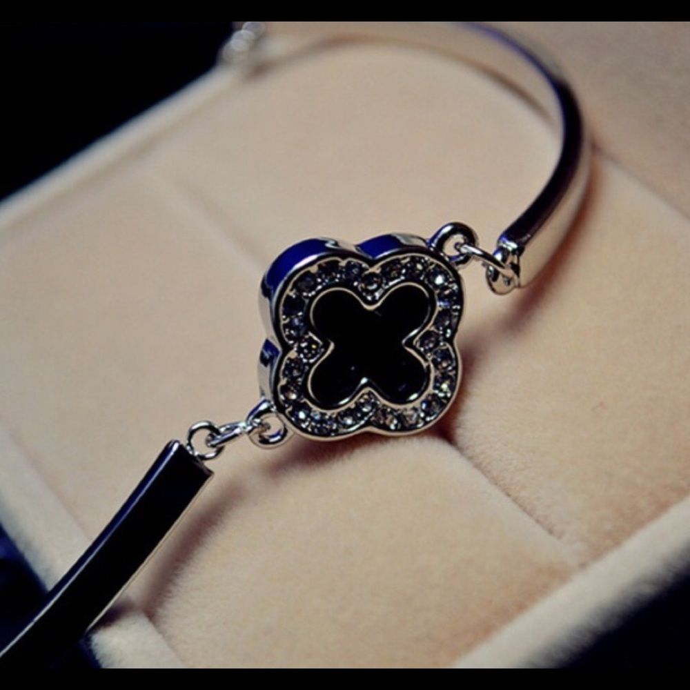 Last 1.   GOLD/BLACK four leaf clover bracelet - Picture 3 of 5